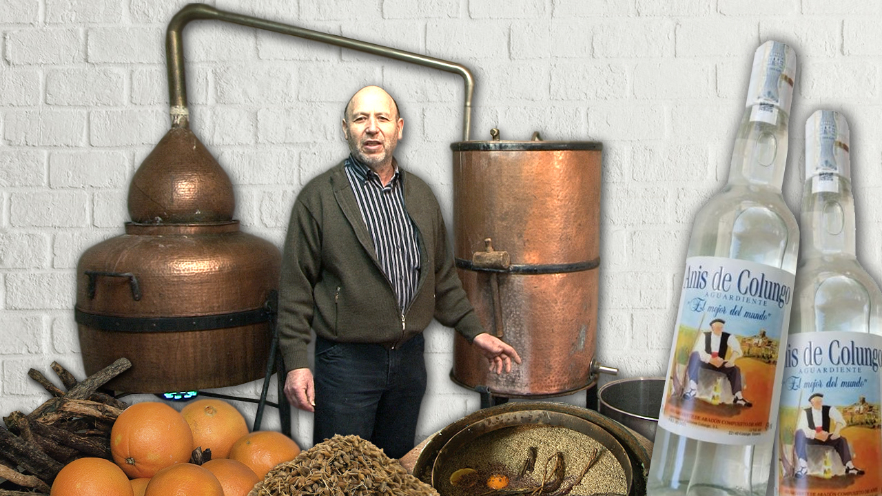 Anís artesanal destilado en alambique de cobre tradicional. Bebida casera con ingredientes naturales