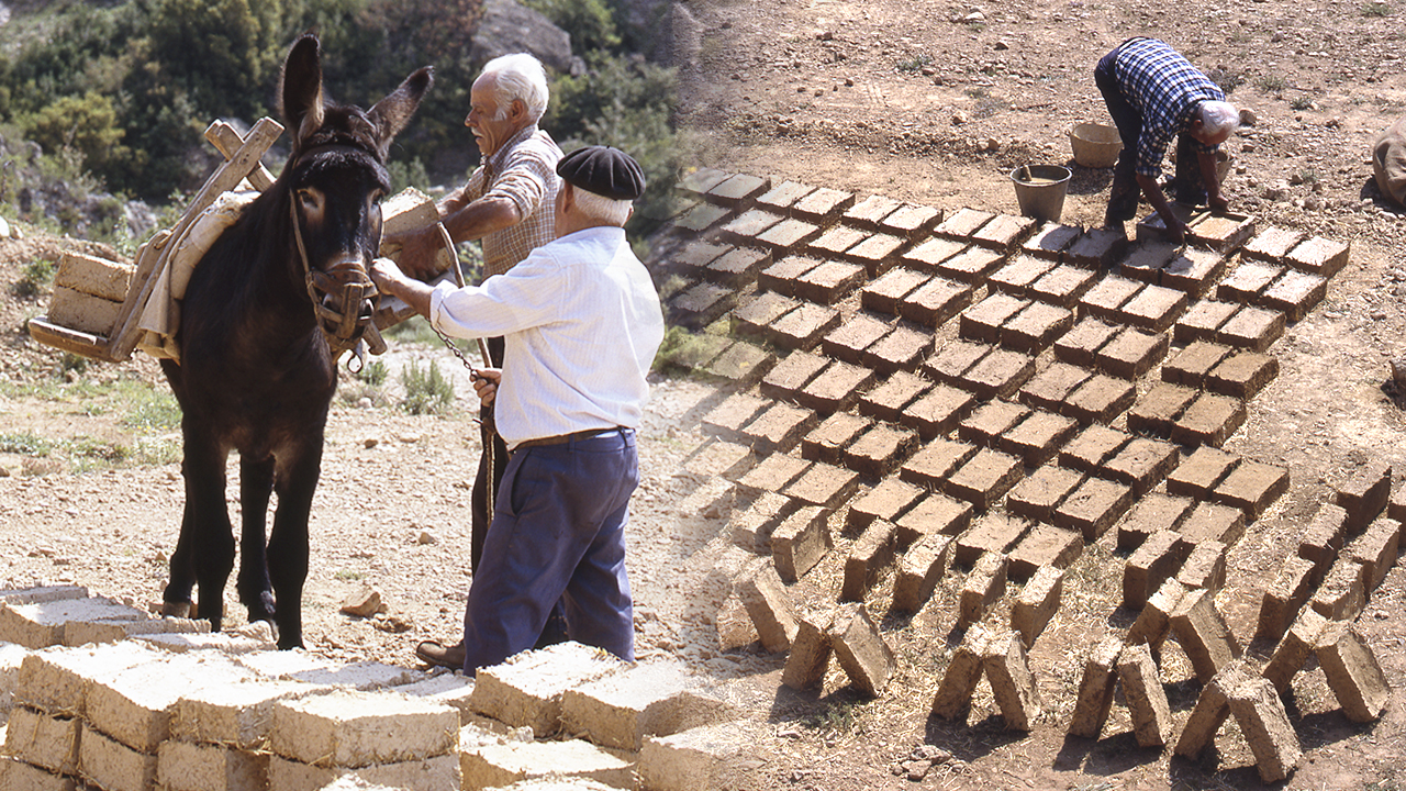 Caseta de adobe hecha a mano. Construcción tradicional de piezas de adobe con tierra, paja y agua