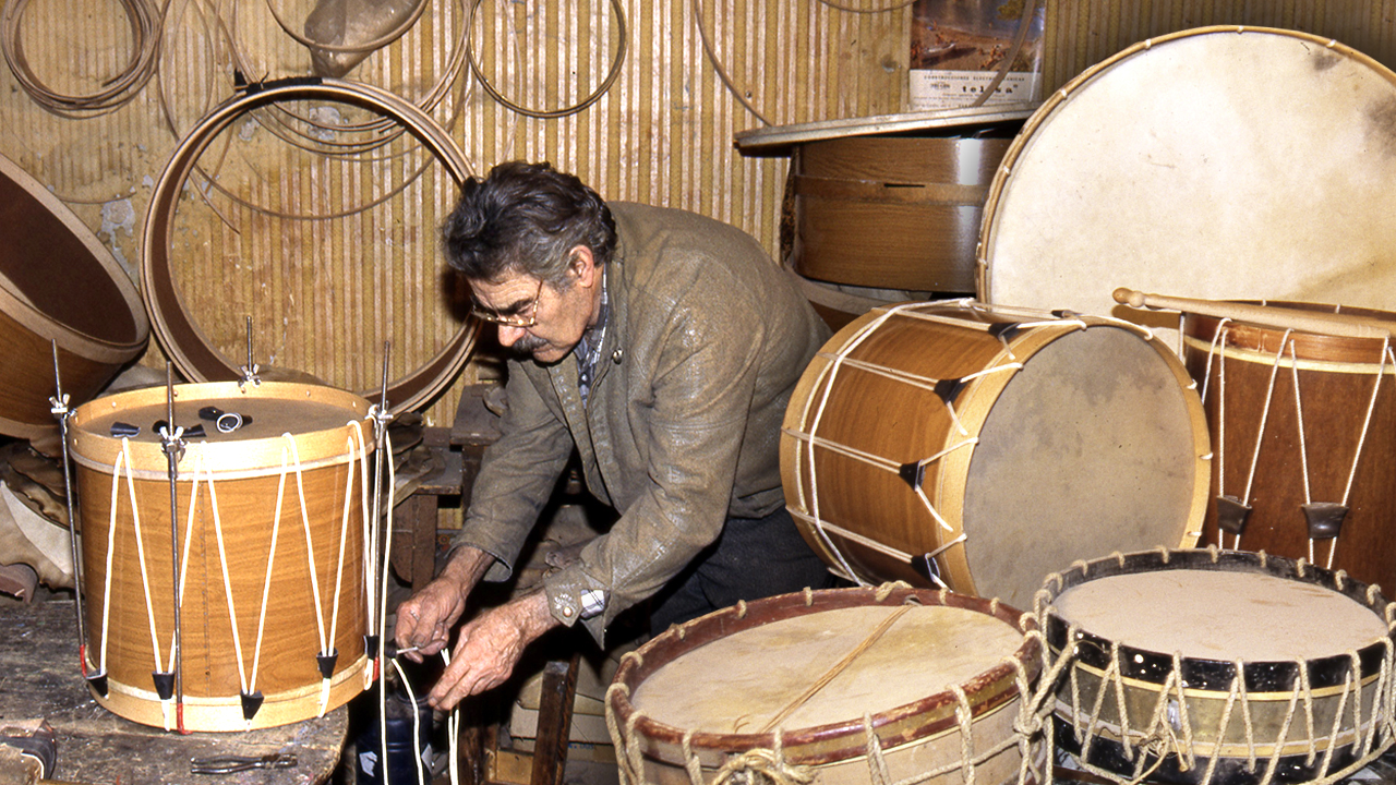 Tambores, timbales y bombos artesanales. Elaboración tradicional de estos instrumentos