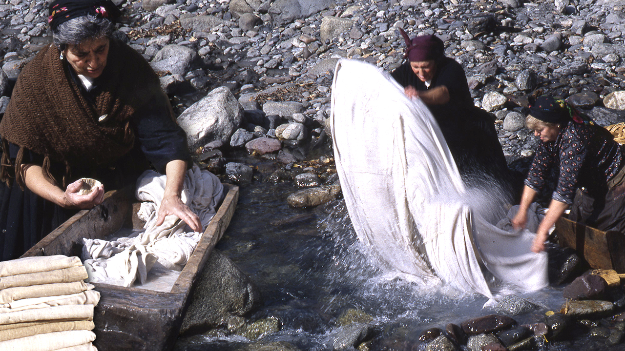 La colada de la ropa en el río del Pirineo y el uso de ceniza para su limpieza profunda