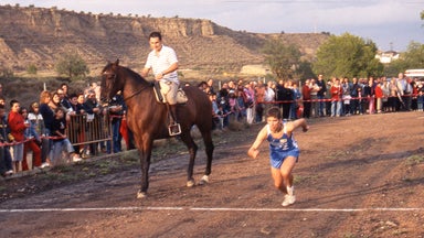 Carrera tradicional del hombre contra el caballo. Así son las carreras pedestres aragonesas