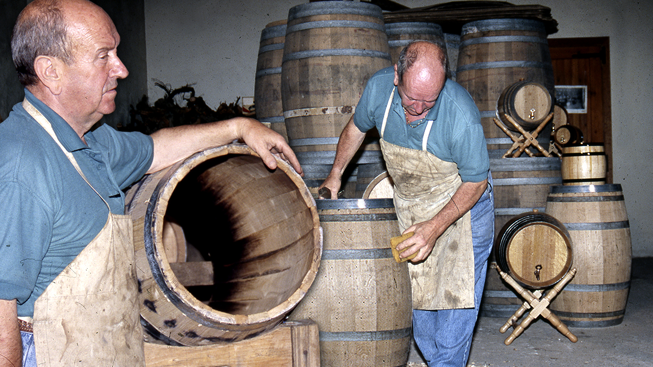 José, el tonelero. Elaboración artesanal de barriles y toneles para guardar el vino